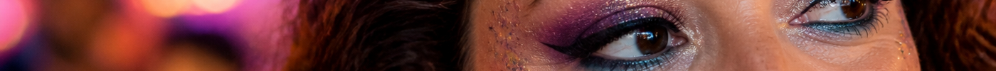 Festivalmake-up met magnetische wimpers in kleurrijk licht