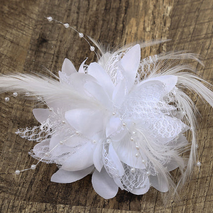 Di Bartelomeo Bloem met parels en veertjes wit