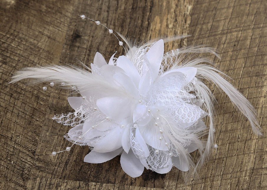 Di Bartelomeo Bloem met parels en veertjes wit